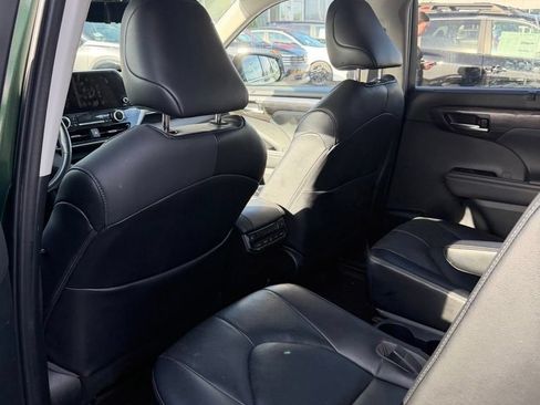 Used 2023 Toyota Highlander Platinum FWD image 7