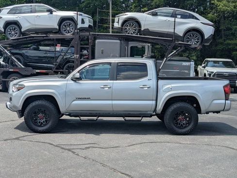 Used 2022 Toyota Tacoma SR5 w/ Technology Package RWD image 4