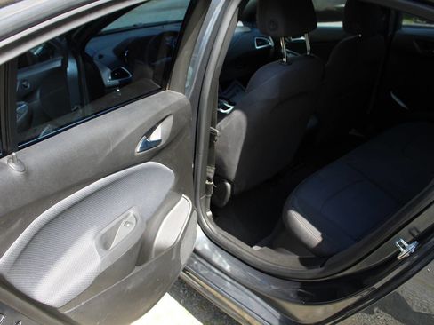 Used 2018 Chevrolet Cruze LT w/ Convenience Package image 24