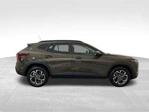 Used 2024 Chevrolet Trax LT w/ Sunroof Package FWD image 6