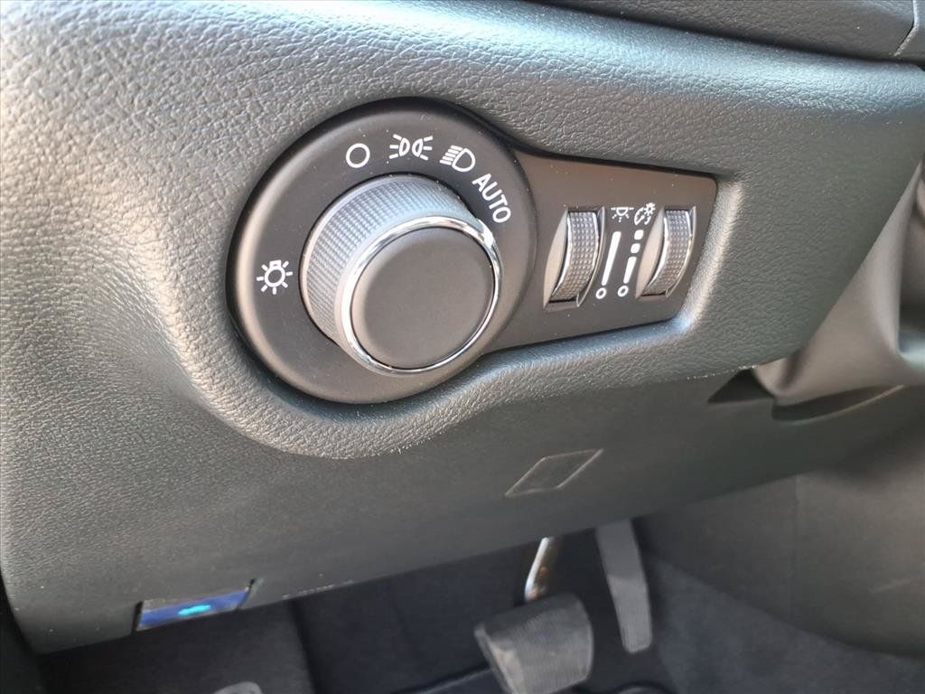 New 2027 Chrysler Pacifica Select FWD image 21