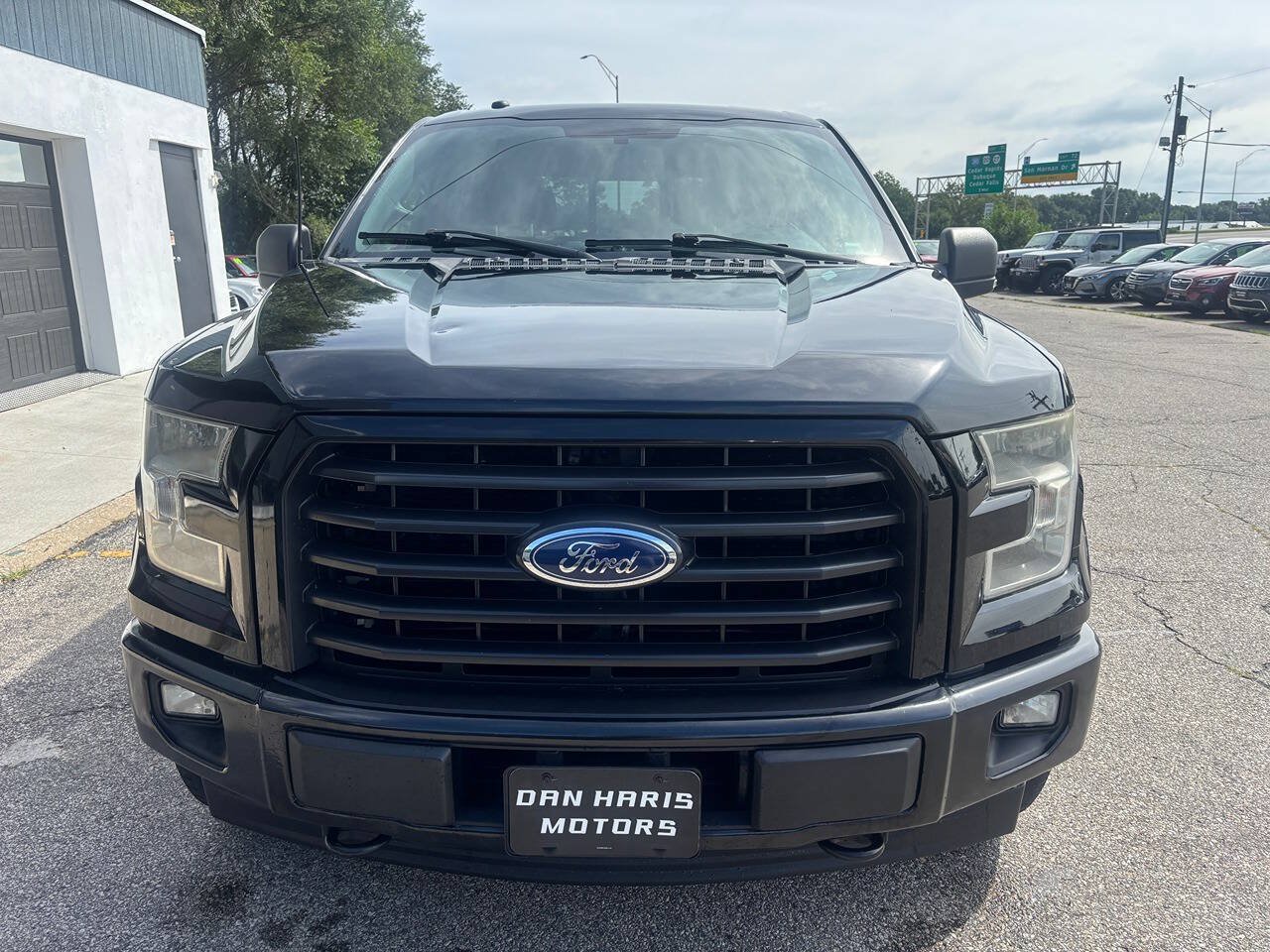 Used 2017 Ford F150 XLT w/ Equipment Group 302A Luxury AWD/4WD image 4