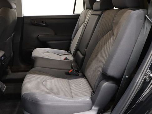 Used 2024 Toyota Highlander LE image 11