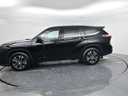 Used 2022 Toyota Highlander XLE image 7