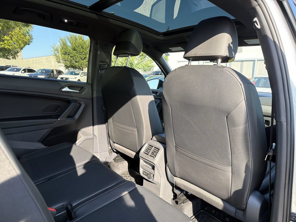Used 2020 Volkswagen Tiguan SE R-Line FWD image 17
