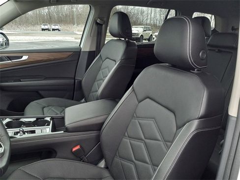 Used 2025 Volkswagen Atlas SE image 13