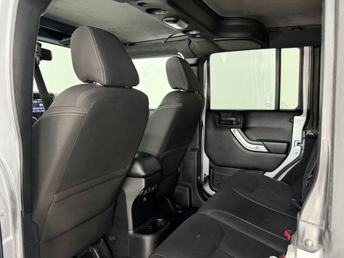 Used 2015 Jeep Wrangler Unlimited Rubicon w/ Connectivity Group AWD/4WD image 32