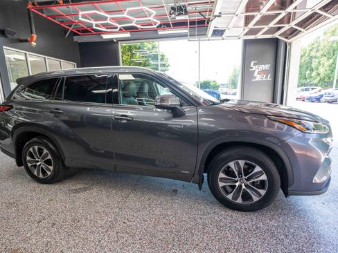 Used 2021 Toyota Highlander XLE AWD/4WD image 5