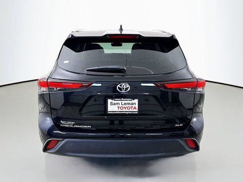 Used 2024 Toyota Highlander XLE FWD image 6