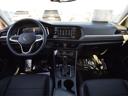 Certified 2024 Volkswagen Jetta SE w/ Panoramic Sunroof Package image 7