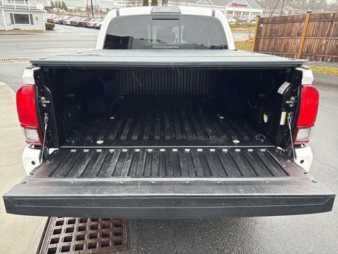 Used 2018 Toyota Tacoma TRD Sport w/ Technology Package AWD/4WD image 13