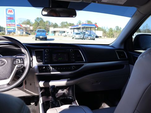 Used 2019 Toyota Highlander LE image 11