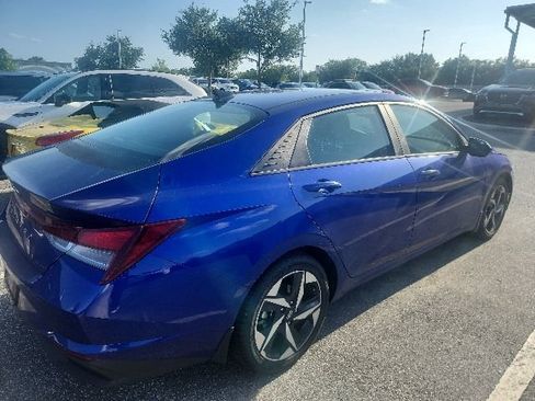 Used 2023 Hyundai Elantra SEL w/ Convenience Package FWD image 2