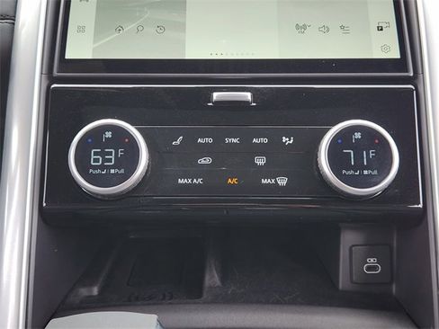 Used 2025 Land Rover Discovery S image 16