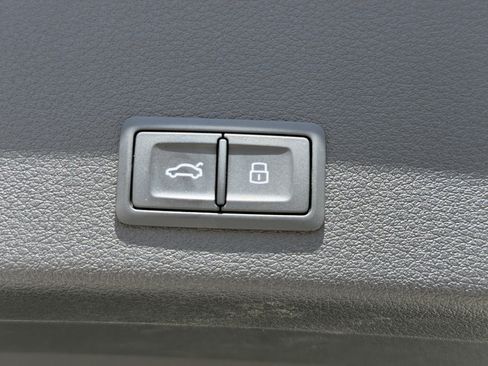 Used 2022 Audi e-tron Premium image 11