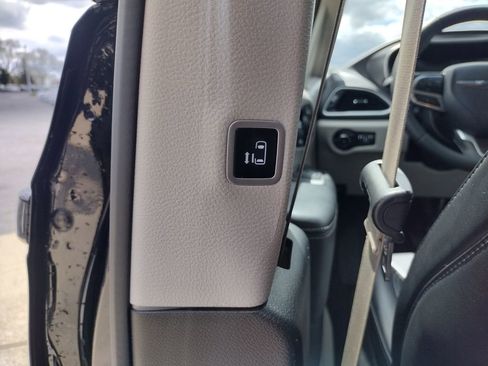 Used 2024 Chrysler Pacifica Limited FWD image 33