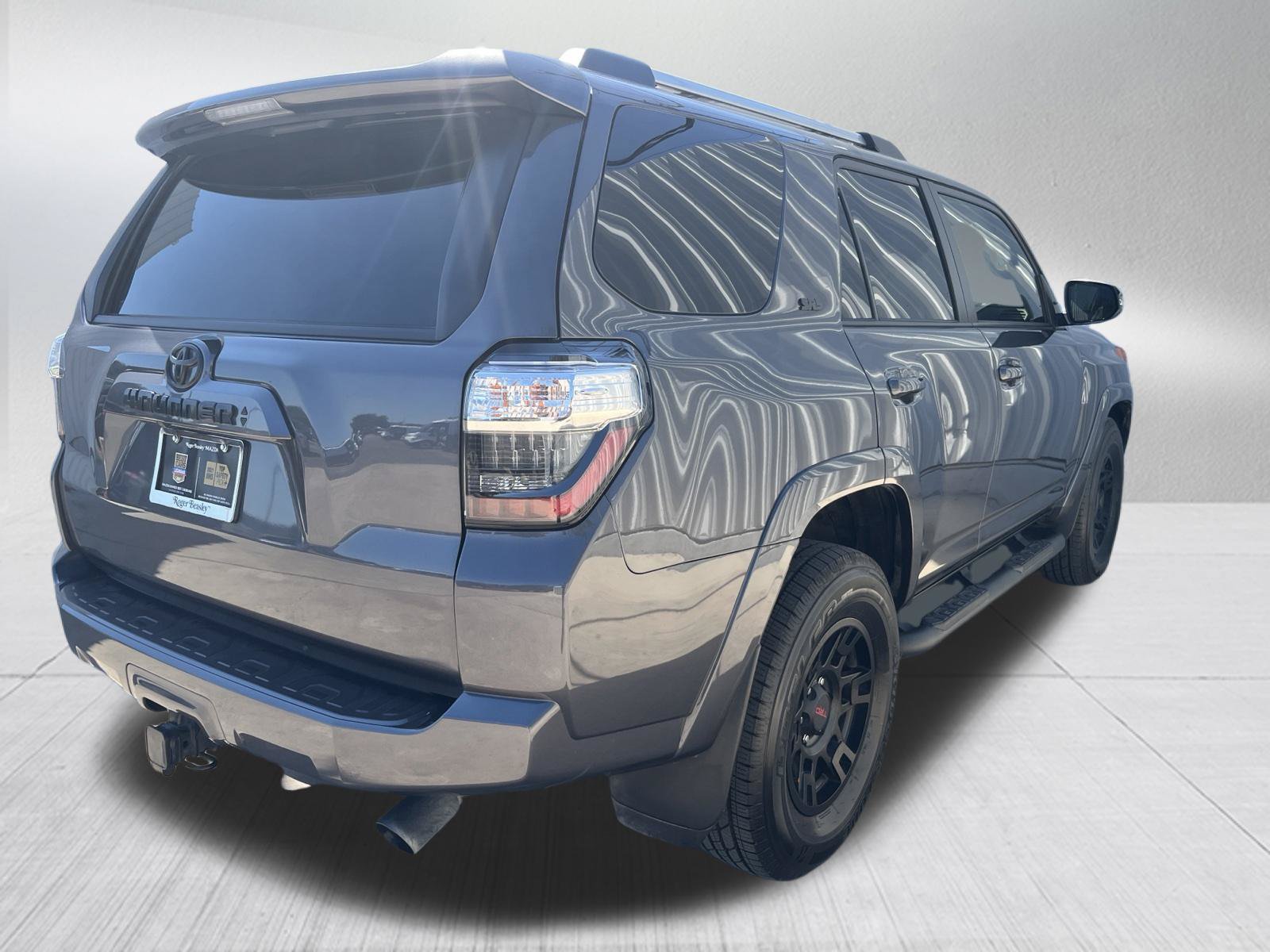 Used 2022 Toyota 4Runner SR5 Premium w/ Moonroof Package RWD image 9