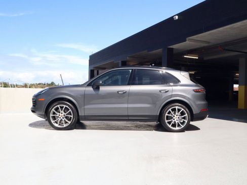 Certified 2023 Porsche Cayenne Platinum Edition AWD/4WD image 2