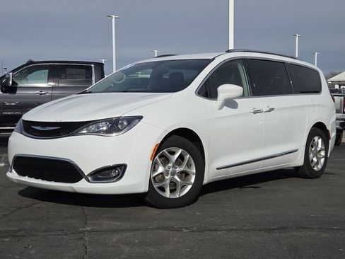 Used 2019 Chrysler Pacifica Touring-L Plus w/ Tire & Wheel Group image 2