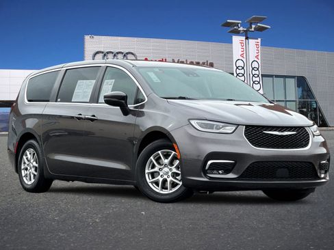Used 2023 Chrysler Pacifica Touring-L image 1