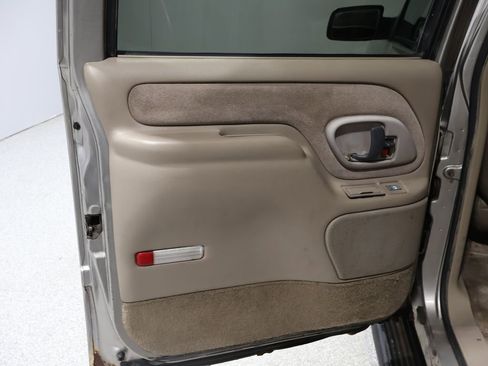 Used 1999 GMC Suburban 4WD w/ Marketing Opt Pkg 3 image 22