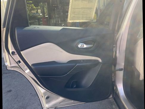 Used 2015 Jeep Cherokee Latitude image 11