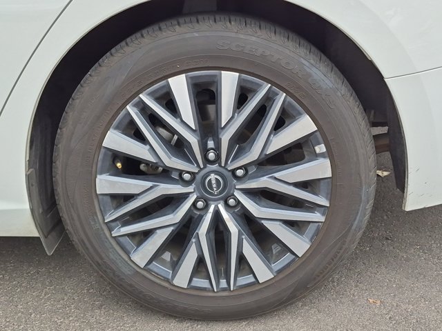 Used 2025 Nissan Altima 2.5 SV FWD image 13