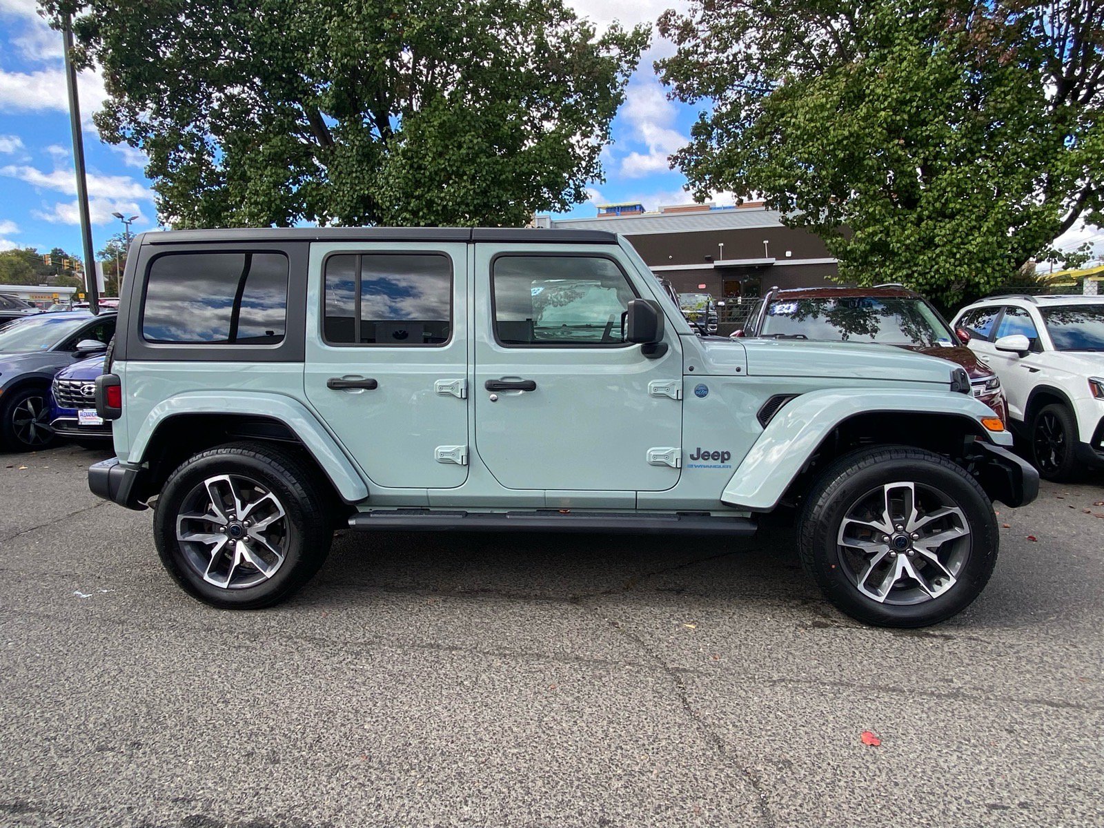 Used 2024 Jeep Wrangler Unlimited w/ Convenience Group AWD/4WD image 2