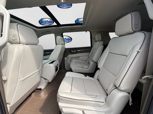 Used 2022 GMC Yukon XL Denali w/ Denali Reserve Package AWD/4WD image 11