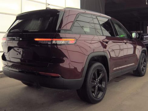 Used 2024 Jeep Grand Cherokee Altitude AWD/4WD image 3