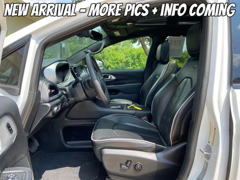 Used 2025 Chrysler Pacifica Limited FWD image 3