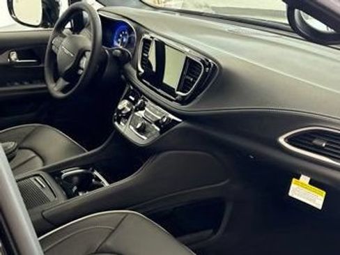 New 2027 Chrysler Pacifica Limited AWD/4WD image 22