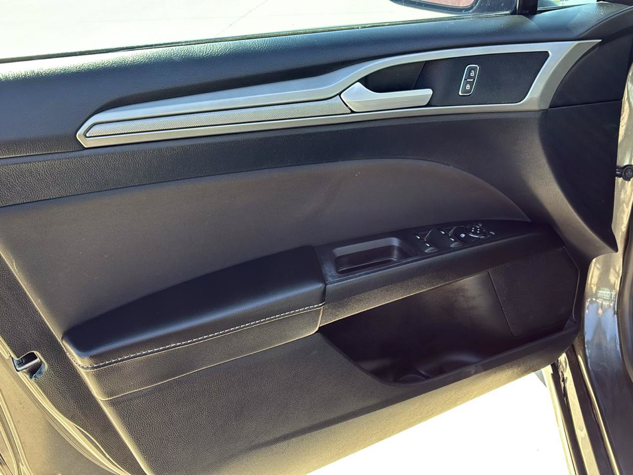 Used 2020 Ford Fusion SE FWD image 15