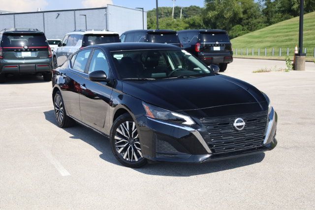 Used 2025 Nissan Altima 2.5 SV FWD image 2