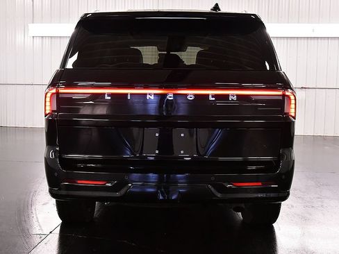 Used 2025 Lincoln Navigator Reserve AWD/4WD image 7
