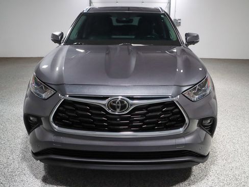 Used 2024 Toyota Highlander Limited FWD image 4