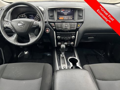 Used 2020 Nissan Pathfinder SV image 2