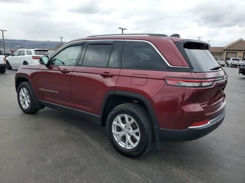Used 2023 Jeep Grand Cherokee Limited w/ Luxury Tech Group II AWD/4WD image 3