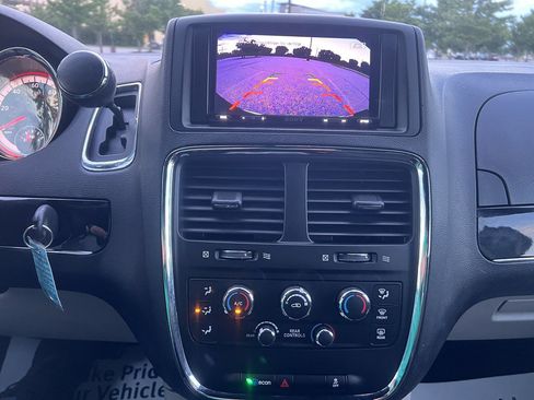 Used 2017 Dodge Grand Caravan SE FWD image 21