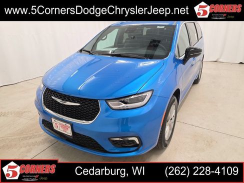 New 2026 Chrysler Pacifica Select AWD/4WD image 1