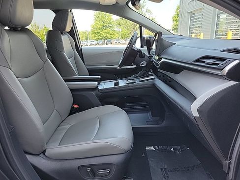 Used 2025 Toyota Sienna XLE FWD image 18
