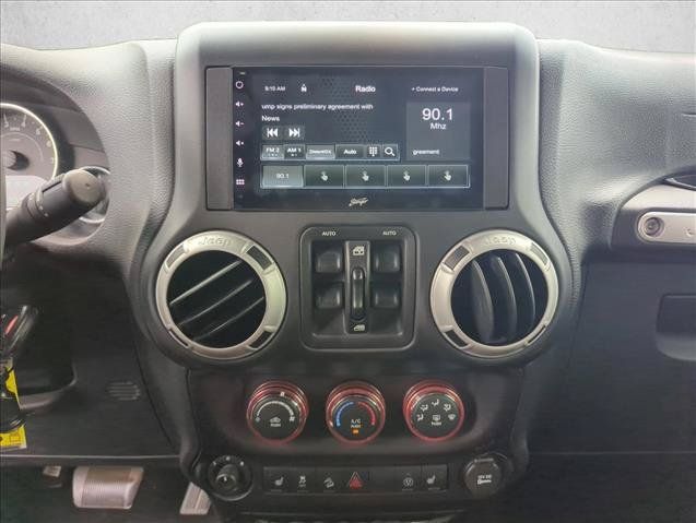 Used 2015 Jeep Wrangler Unlimited Sahara w/ Connectivity Group AWD/4WD image 15