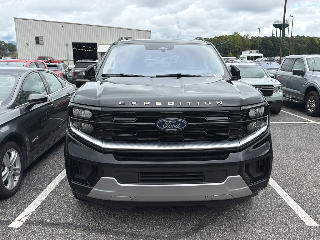 Used 2025 Ford Expedition Platinum AWD/4WD image 2