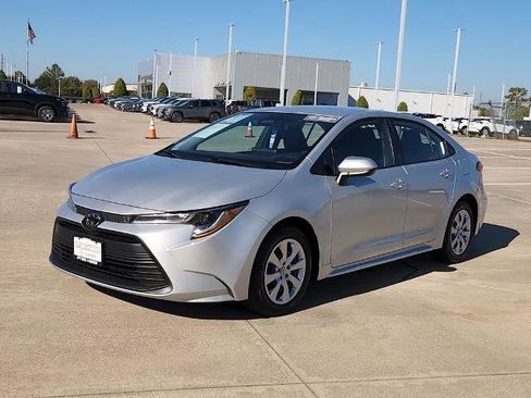 Used 2025 Toyota Corolla LE image 3