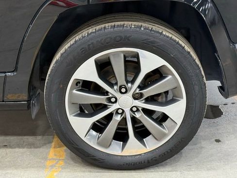 Used 2019 Jeep Cherokee Overland w/ Technology Group image 38