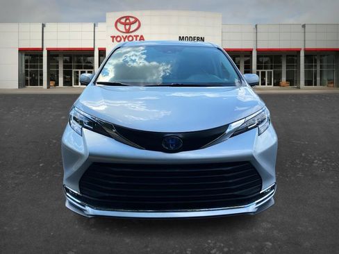 Certified 2021 Toyota Sienna XLE FWD image 2