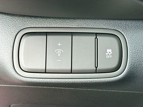 Used 2025 Hyundai Venue Limited image 11