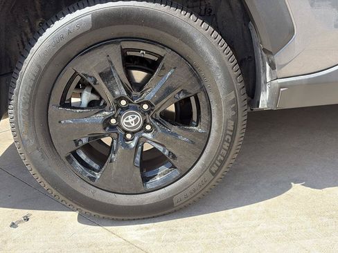 Used 2019 Toyota RAV4 XLE AWD/4WD image 11