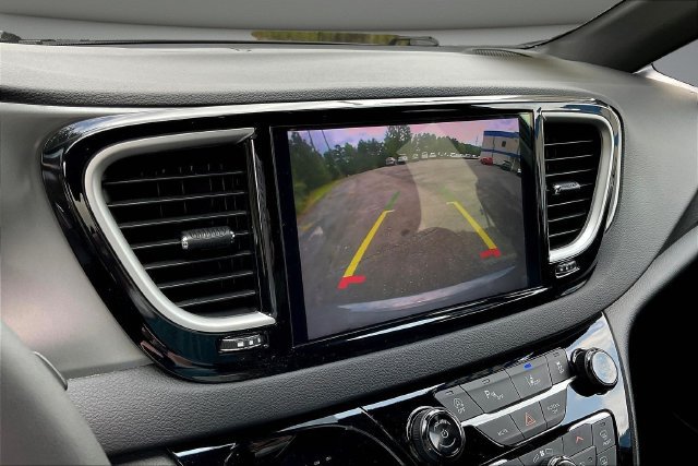 Used 2025 Chrysler Pacifica Select FWD image 16