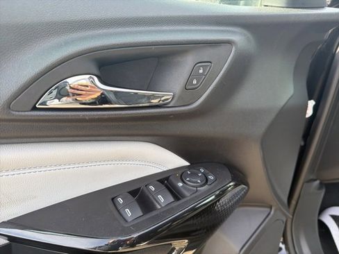 Used 2025 Chevrolet Trax LT w/ LT Convenience Package image 12